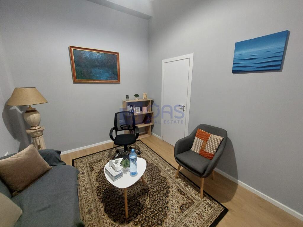 Affittasi casa privata in Via Elbasani 1350 euro.