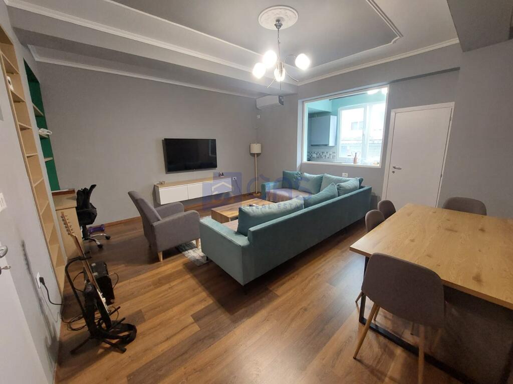 Affittasi casa privata in Via Elbasani 1350 euro.