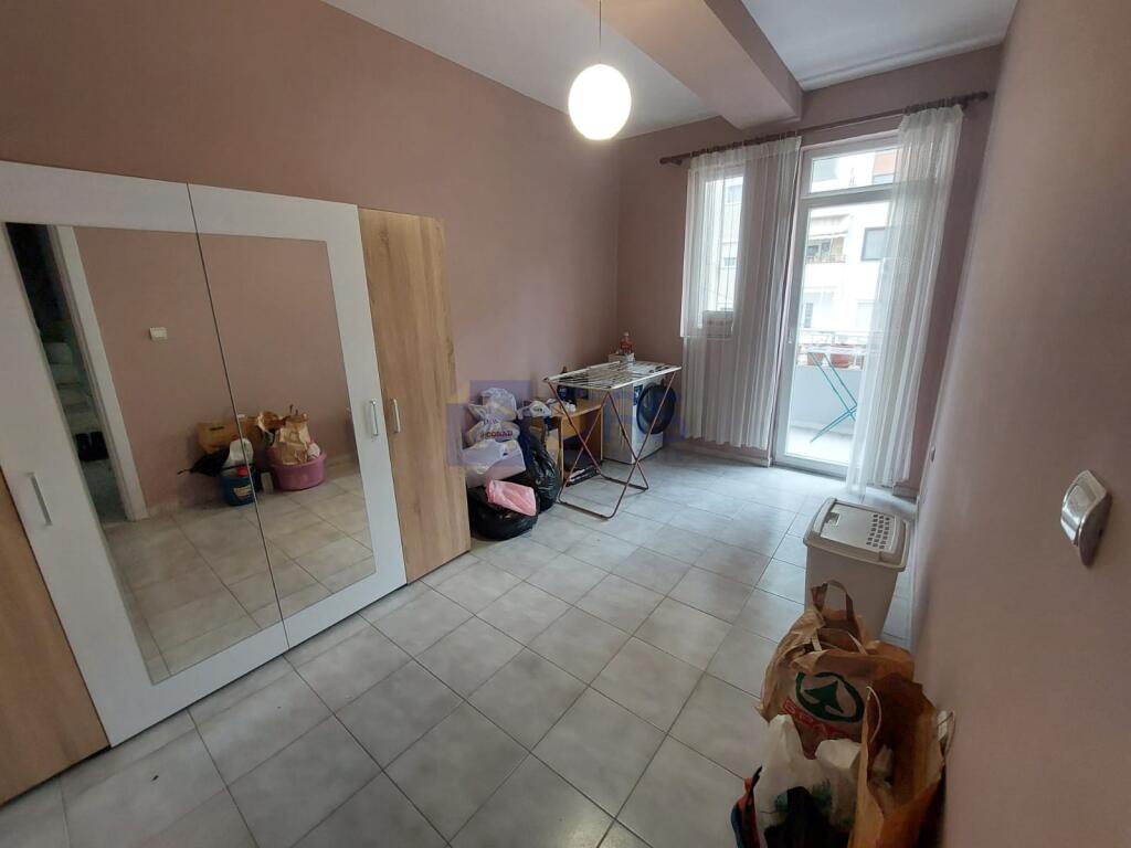 Affittasi casa privata in Via Elbasani 1350 euro.