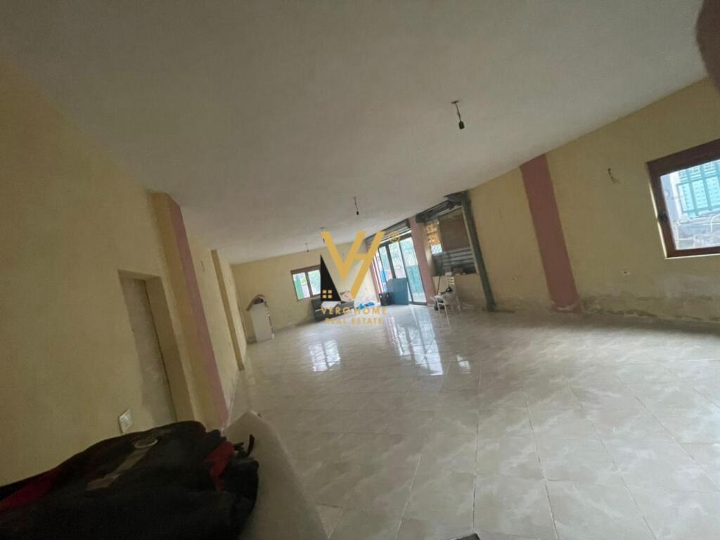 A 130m2 warehouse is available for rent near the bomb grave for 400 euros.