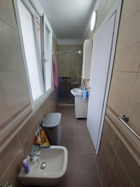 Affittasi casa privata in Via Elbasani 1350 euro.