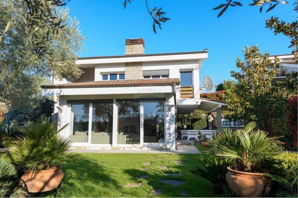 Villa for rent in Long Hills!