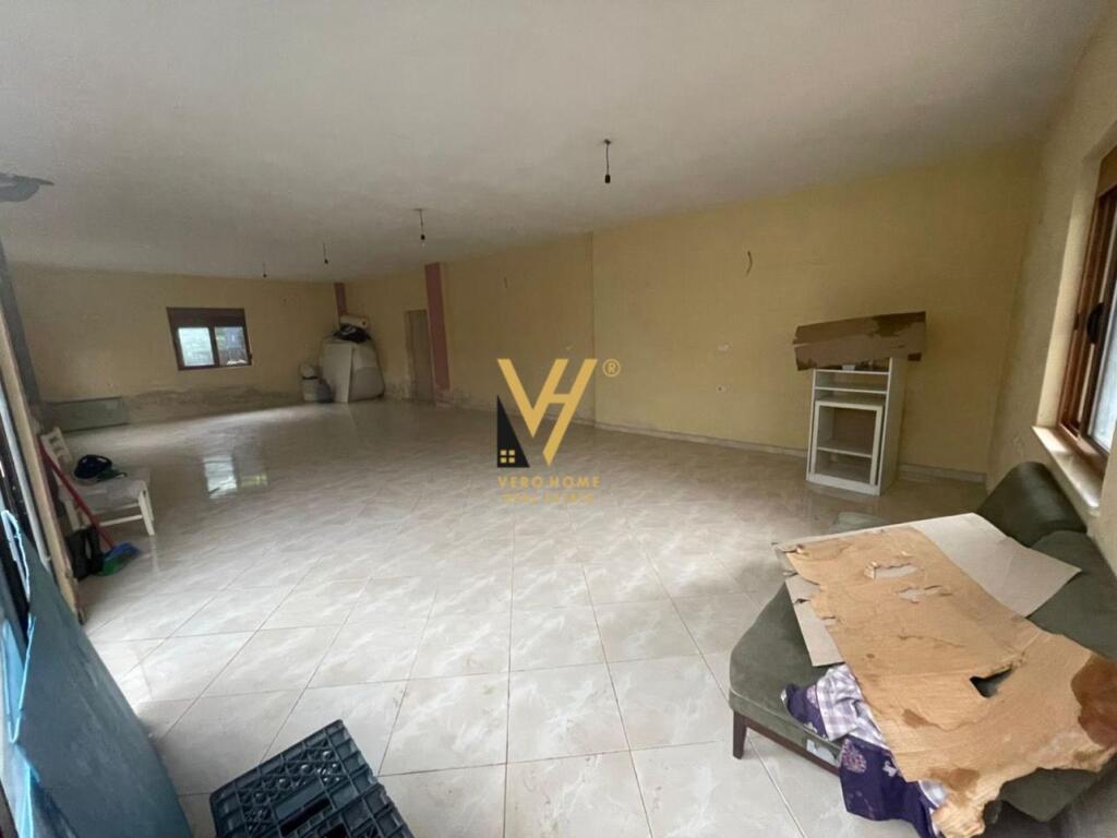 A 130m2 warehouse is available for rent near the bomb grave for 400 euros.