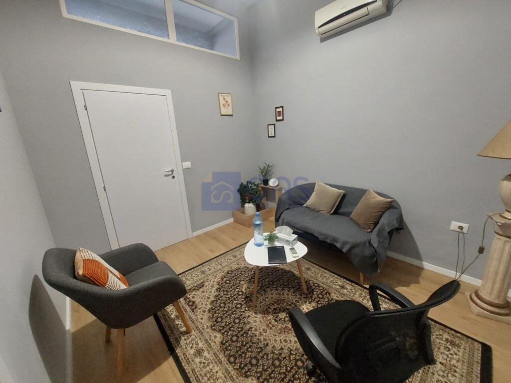 Affittasi casa privata in Via Elbasani 1350 euro.