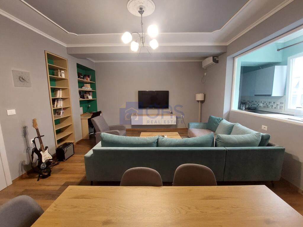 Affittasi casa privata in Via Elbasani 1350 euro.