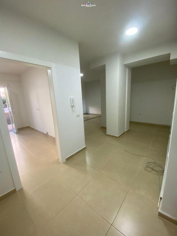 Ufficio in Affitto 2+1 in Via dei Kosovari (ID BZ2476) Tirana.