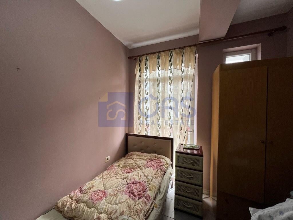Affittasi casa privata in Via Elbasani 1350 euro.