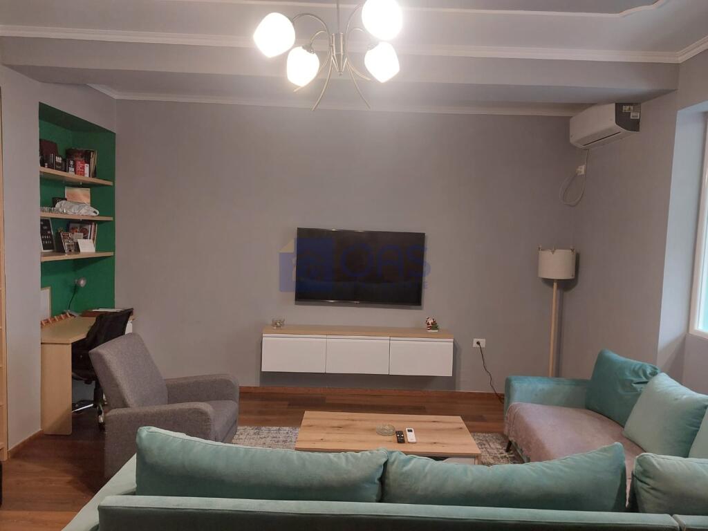 Affittasi casa privata in Via Elbasani 1350 euro.