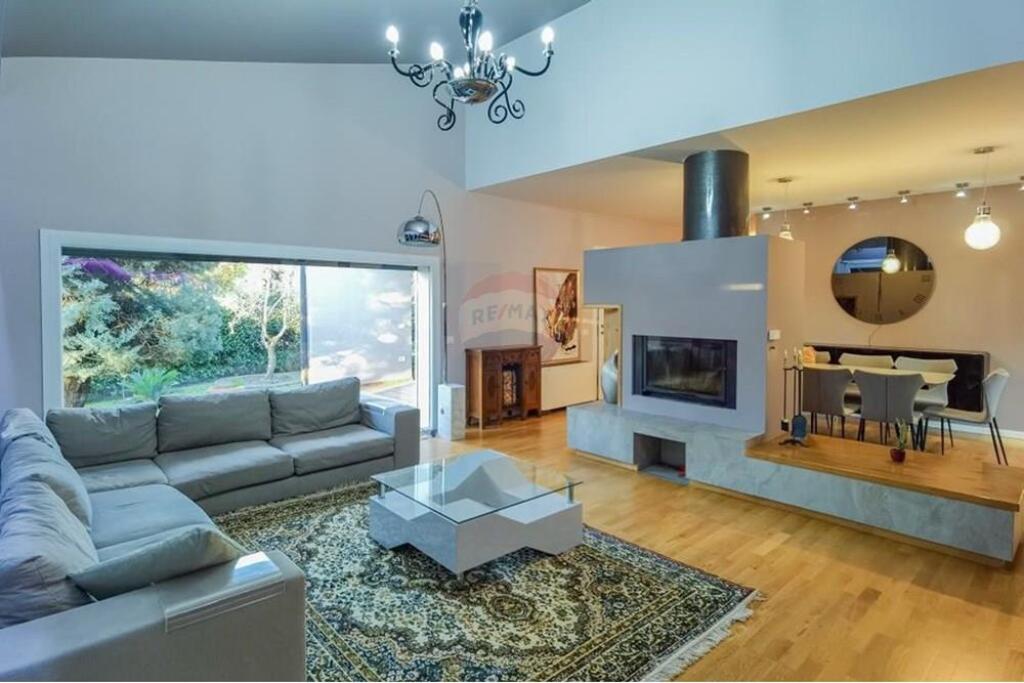 Villa for rent in Long Hills!