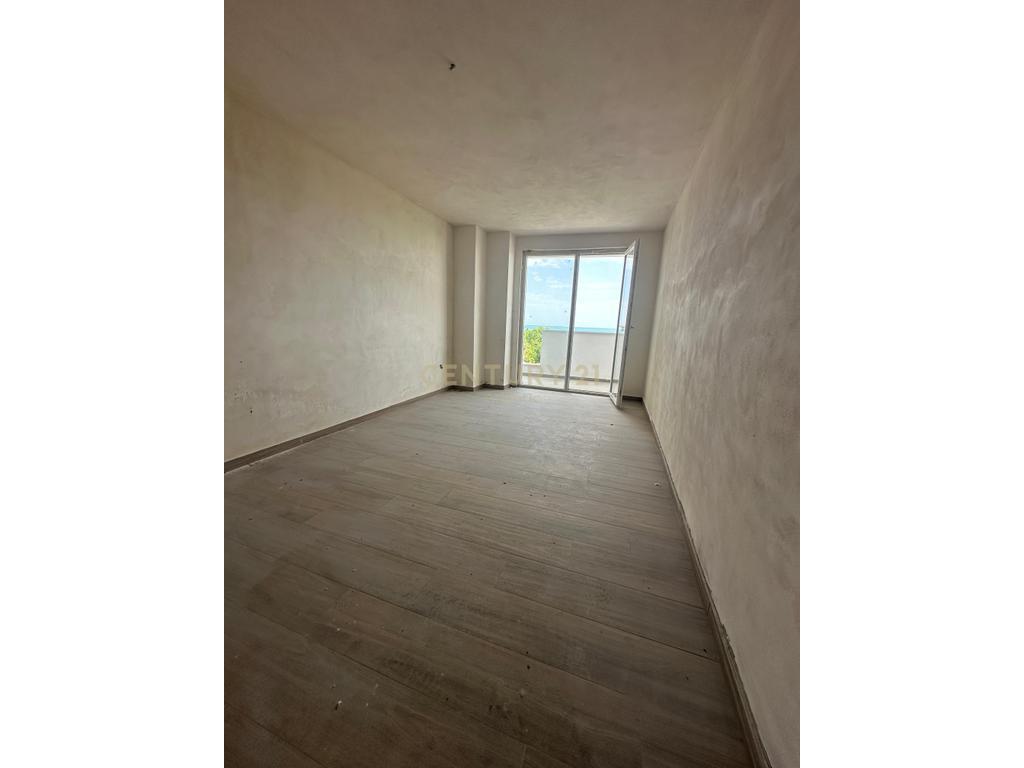 Vendesi appartamento con vista mare, Golem.