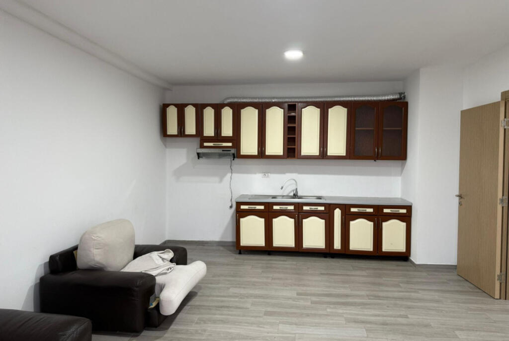 Ufficio in Affitto 2+1 in Via 5 Maggio (ID BZ2607) Tirana