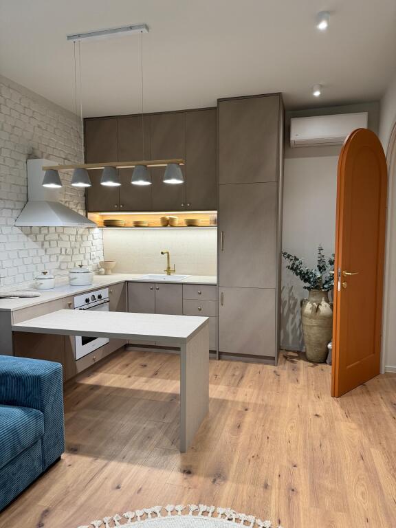 An apartment 2+1 is for rent on Myslym Shyri Street.