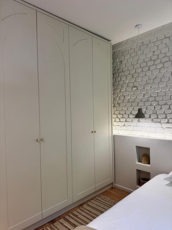 An apartment 2+1 is for rent on Myslym Shyri Street.