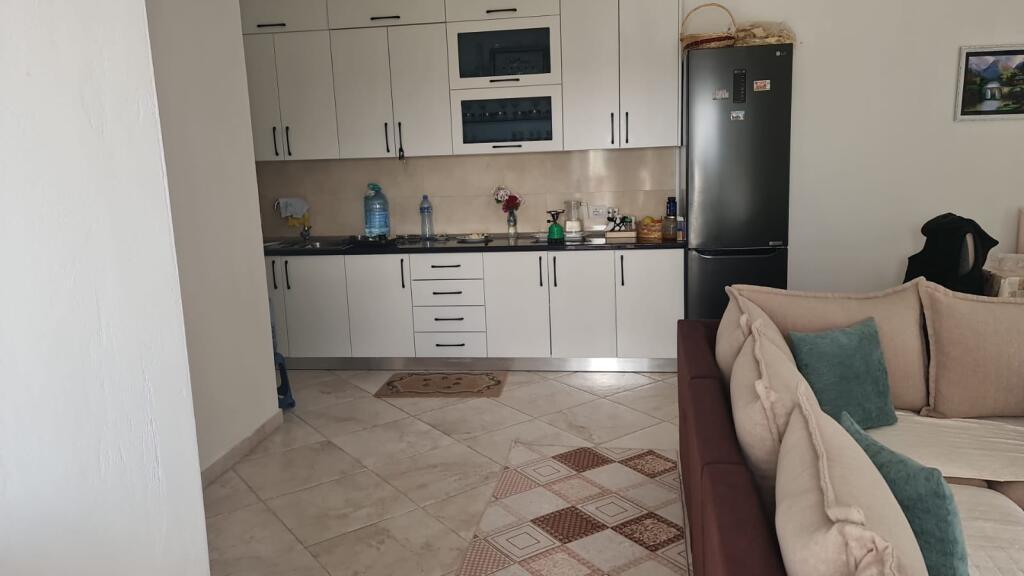 Vendesi appartamento 2+1+2 bagni accanto all'ospedale Americano 3, a lato strada!!!!