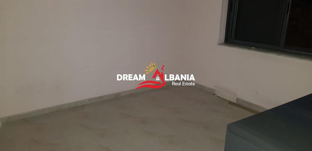 Zyre me qera ne rrugen Kongresi i Manastirit, prane QSUT ne Tirane (ID 4261679)