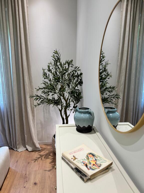 An apartment 2+1 is for rent on Myslym Shyri Street.