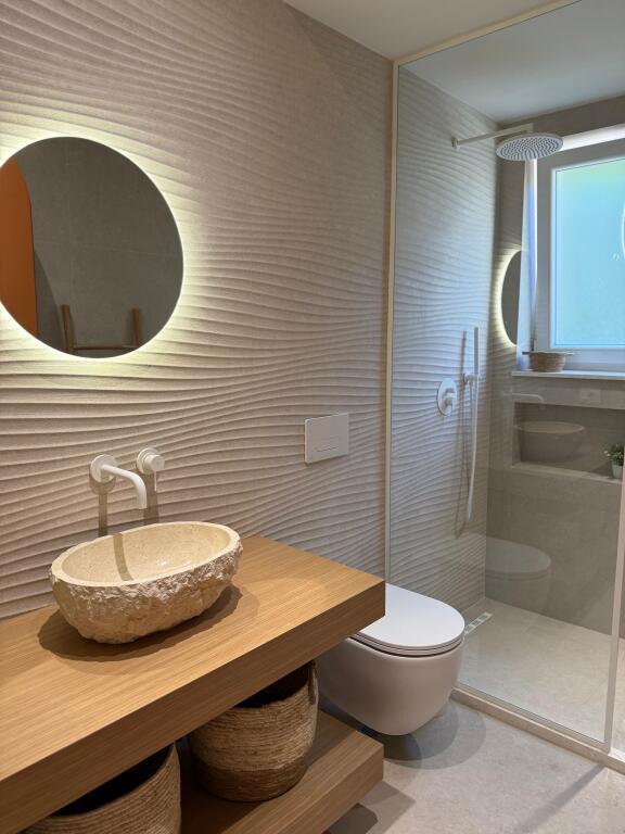 An apartment 2+1 is for rent on Myslym Shyri Street.