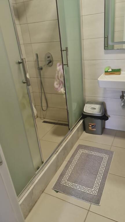 Vendesi appartamento 2+1+2 bagni accanto all'ospedale Americano 3, a lato strada!!!!