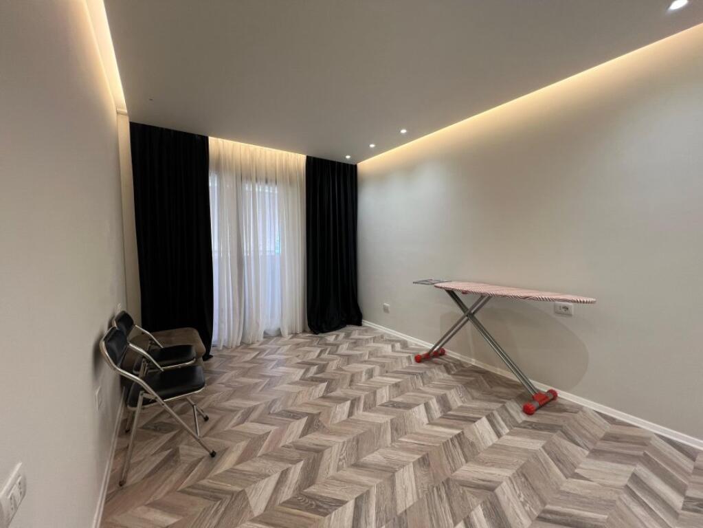 VENDESI APPARTAMENTO 3+1+2+DEPOSITO+4 BALCONI IN VIA 5 MAGGIO