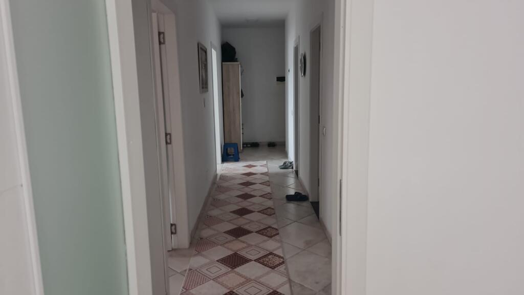 Vendesi appartamento 2+1+2 bagni accanto all'ospedale Americano 3, a lato strada!!!!