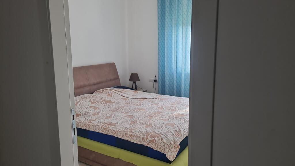 Vendesi appartamento 2+1+2 bagni accanto all'ospedale Americano 3, a lato strada!!!!