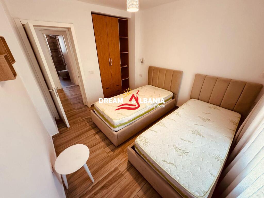 Ambient Zyre (Ap 2+1) me qera ne Qender, prane Kafe Flores, buze rruge (ID 42611302)