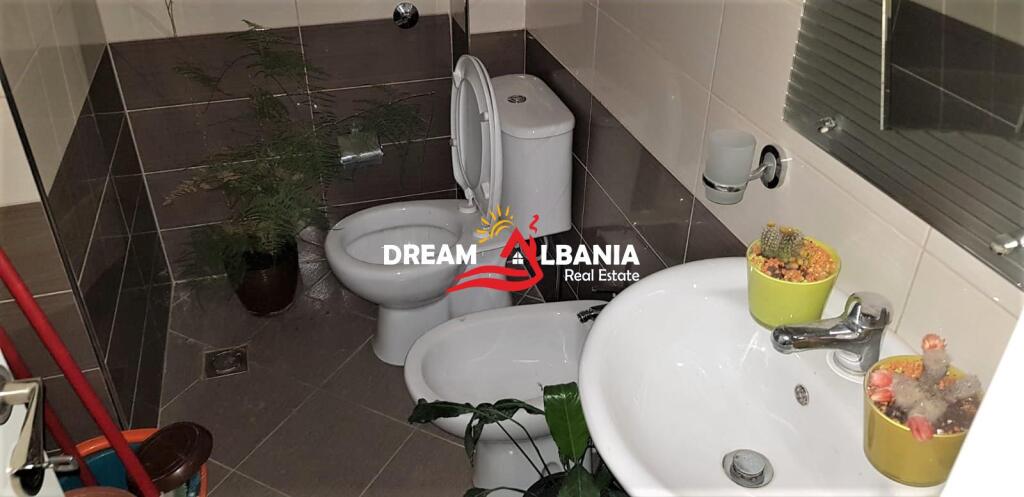 Zyre me qera ne rrugen Kongresi i Manastirit, prane QSUT ne Tirane (ID 4261679)