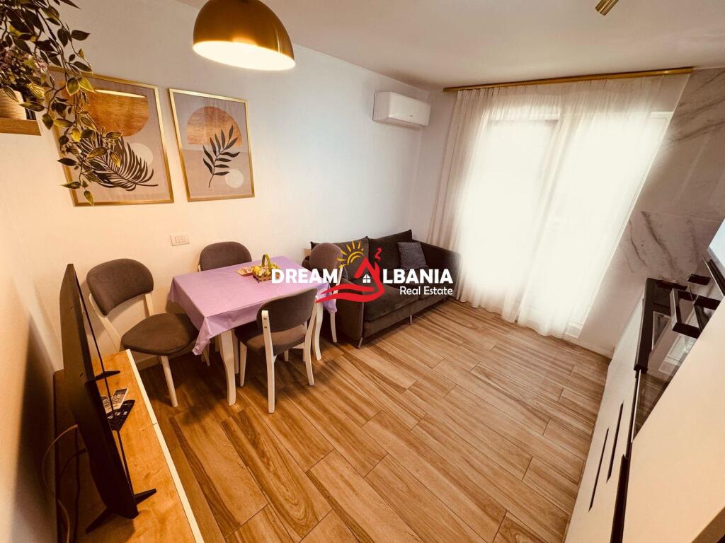 Ambient Zyre (Ap 2+1) me qera ne Qender, prane Kafe Flores, buze rruge (ID 42611302)