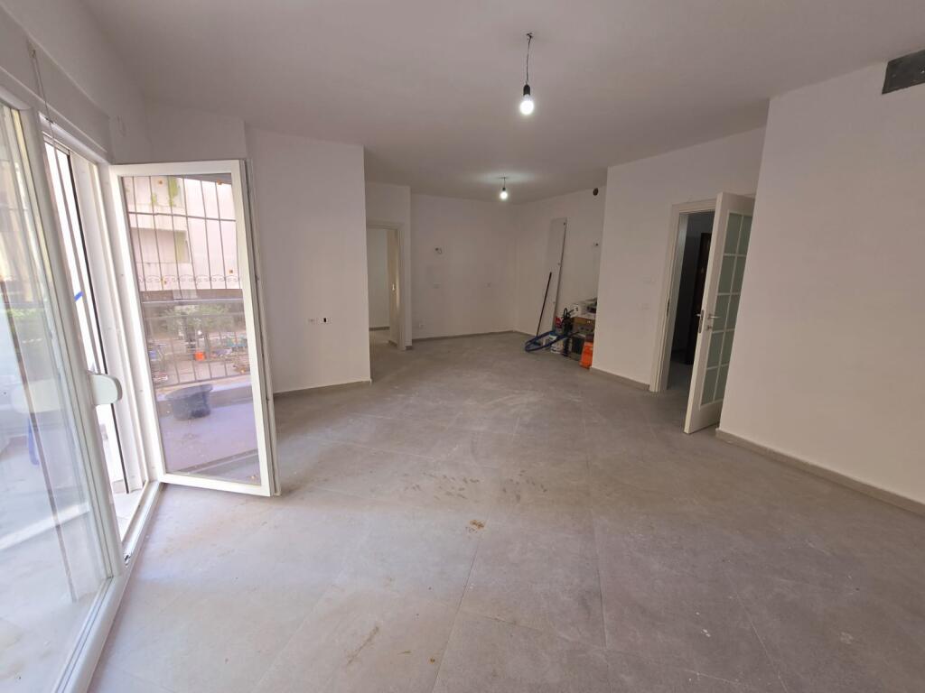 2+1 APARTMENT FOR SALE NEAR THE MARKET IN DURRES