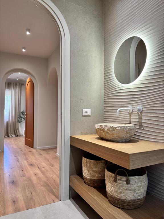 An apartment 2+1 is for rent on Myslym Shyri Street.