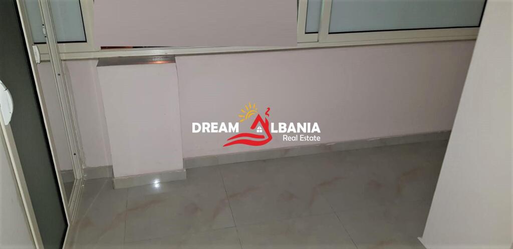 Zyre me qera ne rrugen Kongresi i Manastirit, prane QSUT ne Tirane (ID 4261679)