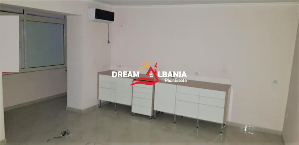 Zyre me qera ne rrugen Kongresi i Manastirit, prane QSUT ne Tirane (ID 4261679)