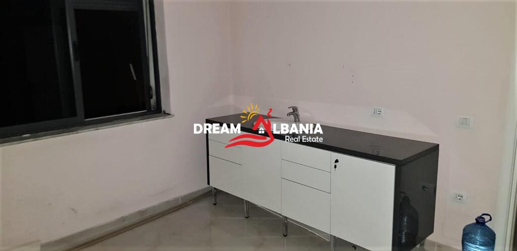 Zyre me qera ne rrugen Kongresi i Manastirit, prane QSUT ne Tirane (ID 4261679)