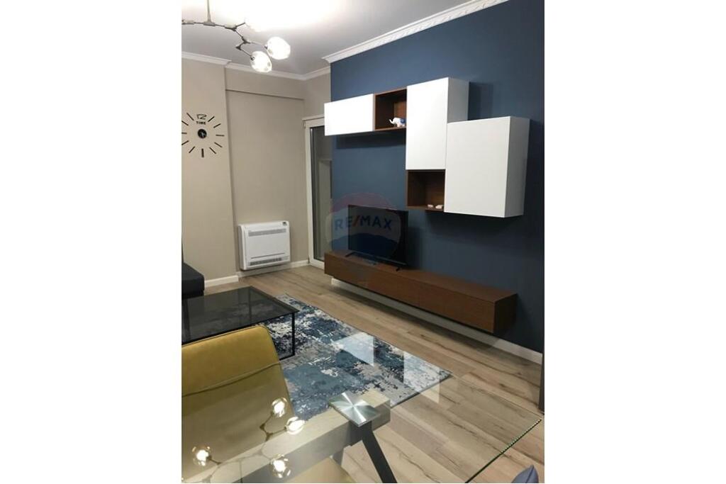 1+1 apartment for rent, Paris Commune!