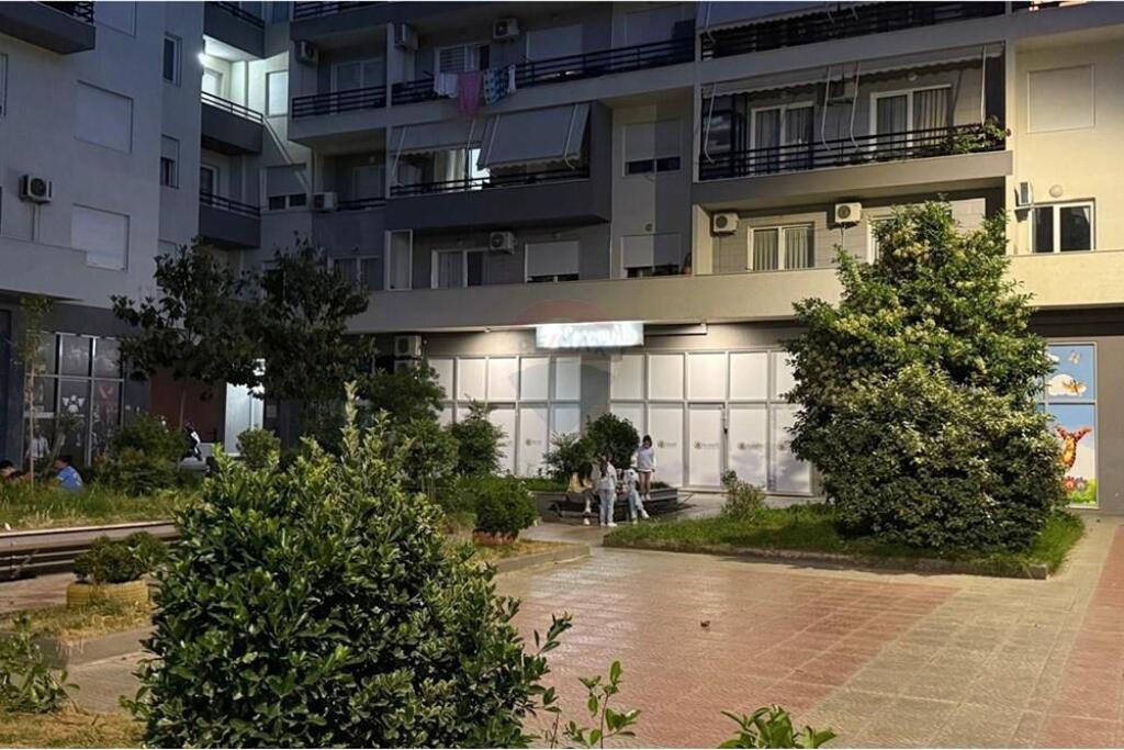 Dyqan për Qira te Kika 2, Komuna e Parisit,