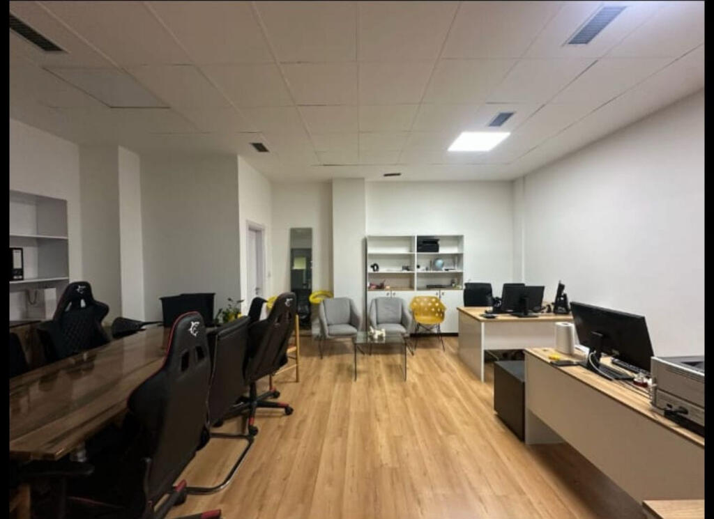 Ufficio in affitto in Via Kavajë (ID BZ2610) Tirana