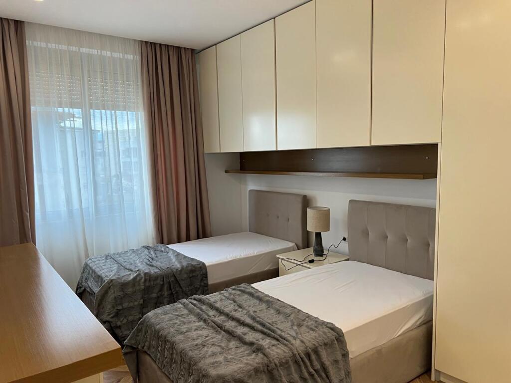 apartament 2+1+2 me qira tek Radisoni liqeni i THATE