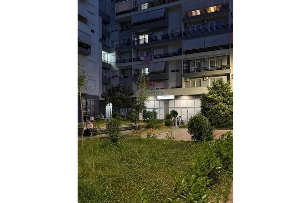 Dyqan për Qira te Kika 2, Komuna e Parisit,