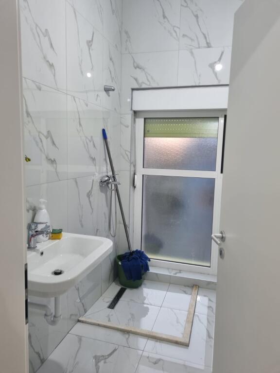 A 2+1 apartment is for rent in Ali Demi.