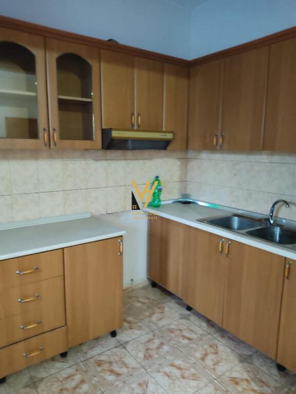 AFFITTASI INGRESSO 2+1+ GIARDINO IN ALI DEMI 38.000 LEK
