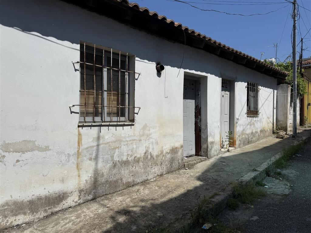 Old house for sale in the center of the kombinat, divided into 3 entrances 1+1.
