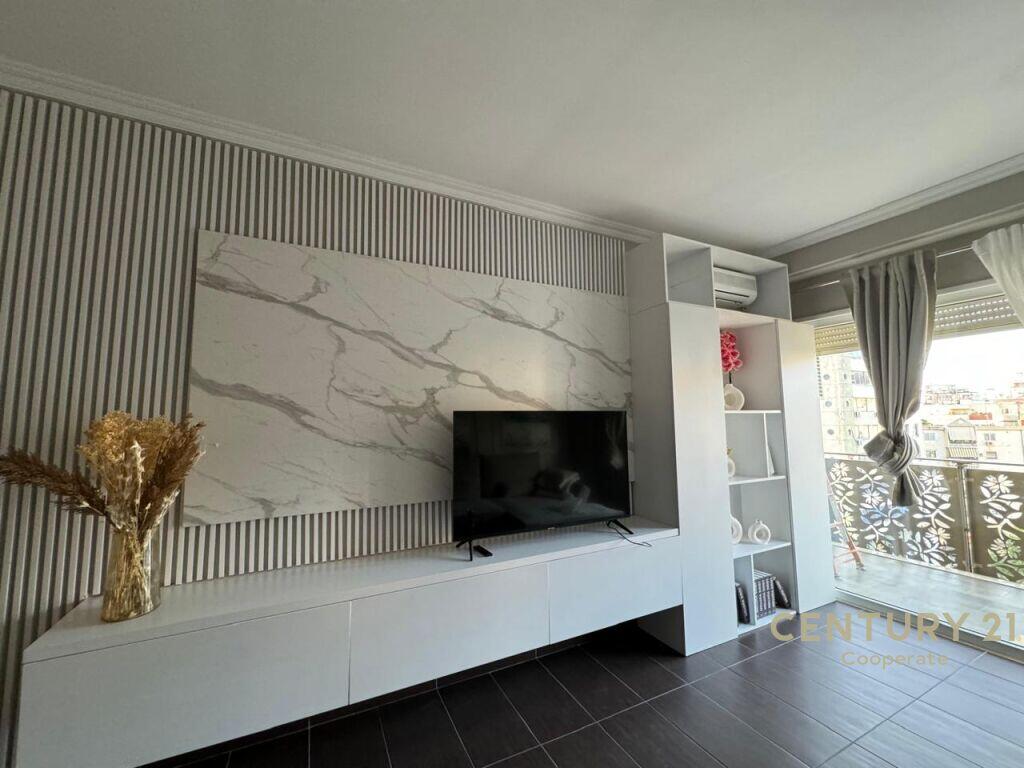 Vendesi appartamento moderno vicino alla rotonda "Zogu i Zi" a Tirana, edificio nuovo con ipoteca.