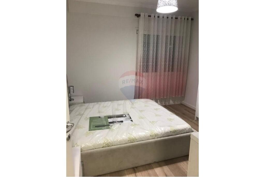 1+1 apartment for rent, Paris Commune!
