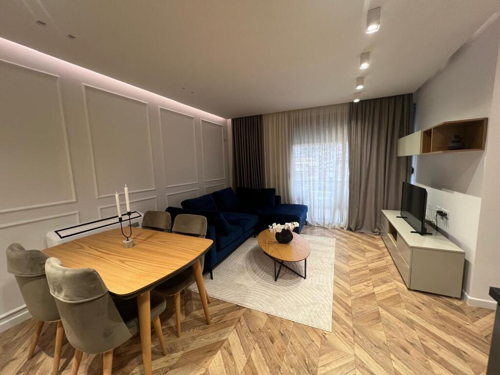 apartament 2+1+2 me qira tek Radisoni liqeni i THATE
