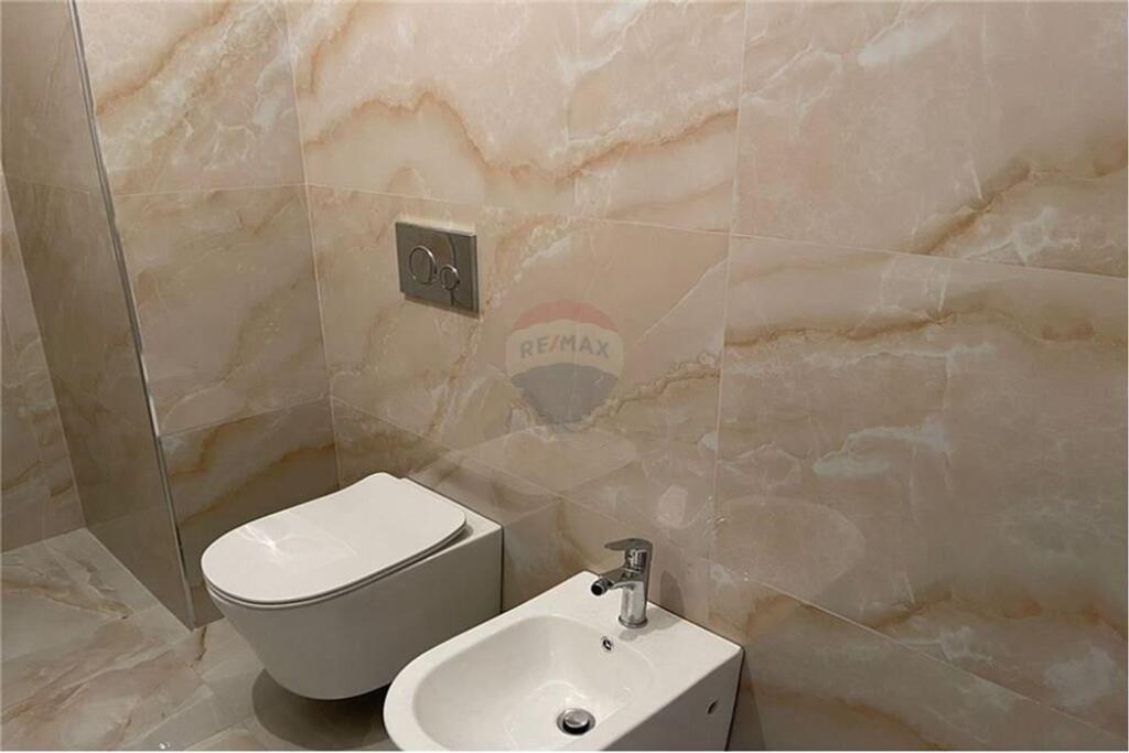 Apartment - For Rent - Porcelain