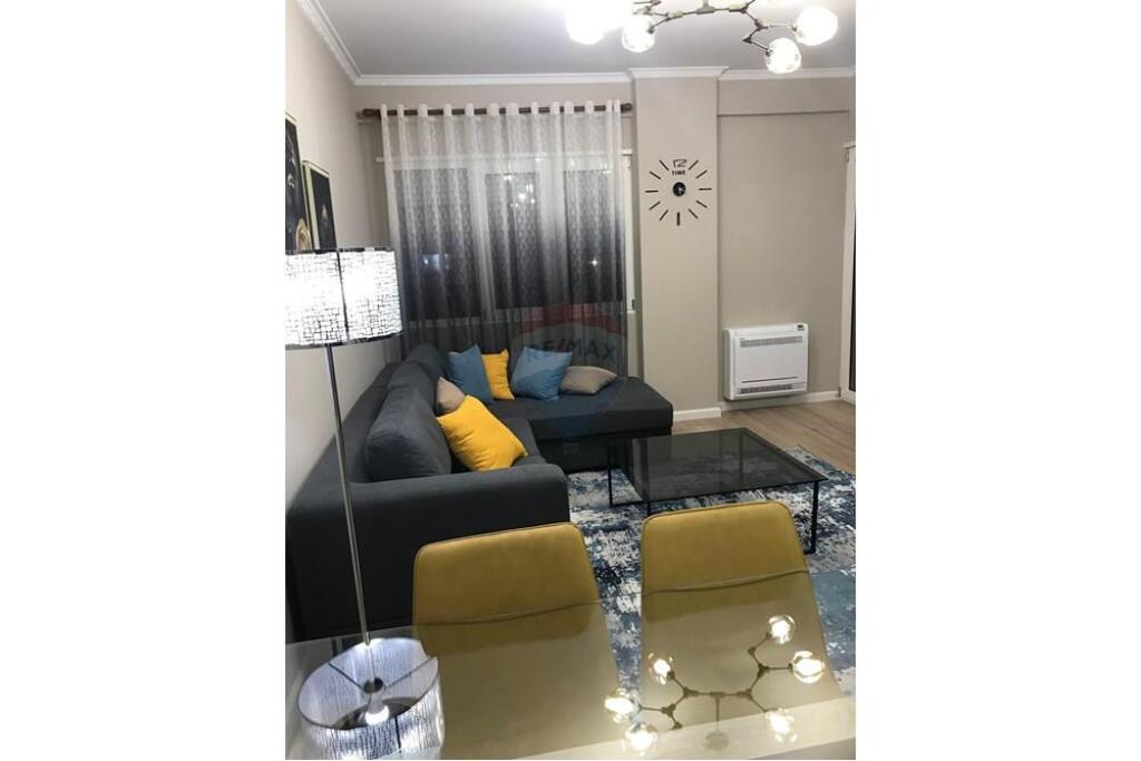 1+1 apartment for rent, Paris Commune!