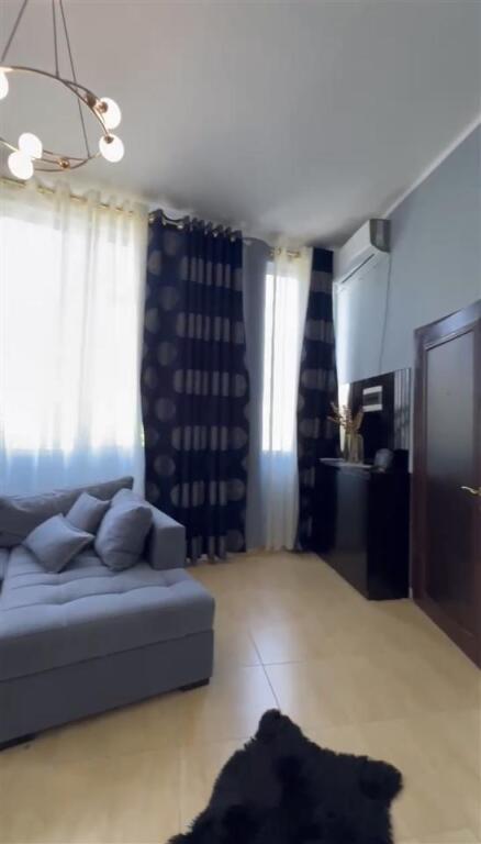 A 1+1 apartment is available for rent near the Fresh restaurant.