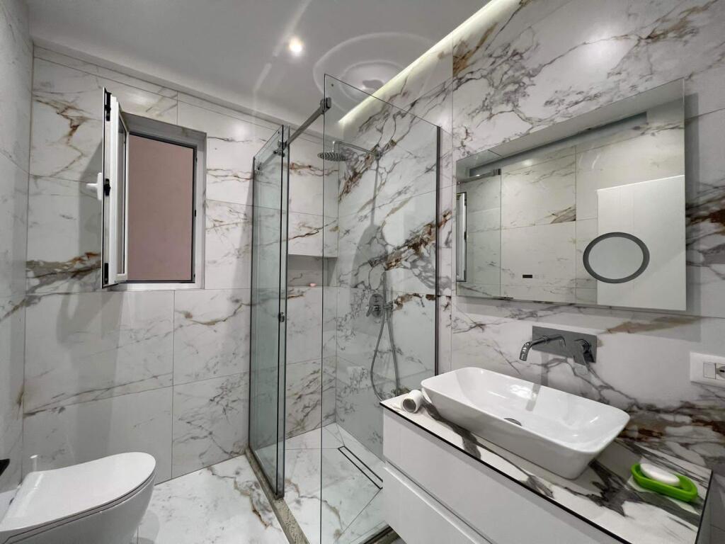 Jepet me qera apartament Luksoz 2+1+2 afer Kristal