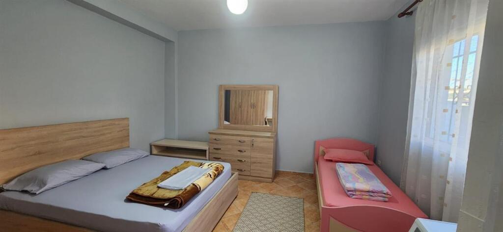 Shtepi me qera tek rruga Siri Kodra, Frigoriferi (40,000 leke)