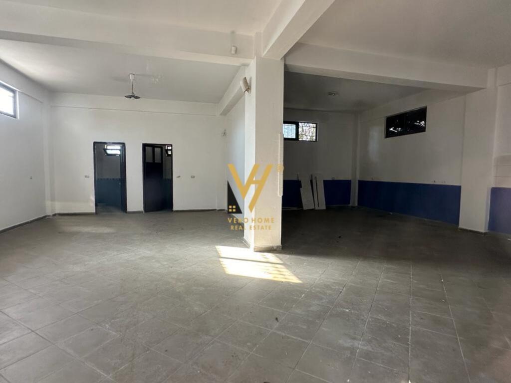 BUSINESS SPACE OF 220M2 FOR RENT IN LAPRAKE 700 EURO